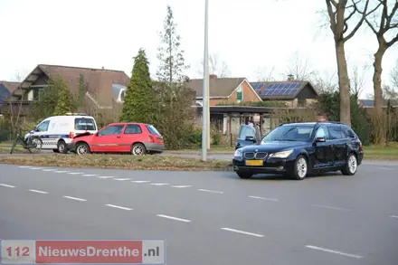 Twee auto’s zwaar beschadigd bij botsing op kruising Brinkenweg met Nieuw Amsterdamsestraat in Emmen — foto 2 van 4