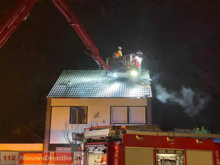 Brand op zolder in woning in Emmen — foto 1 van 4