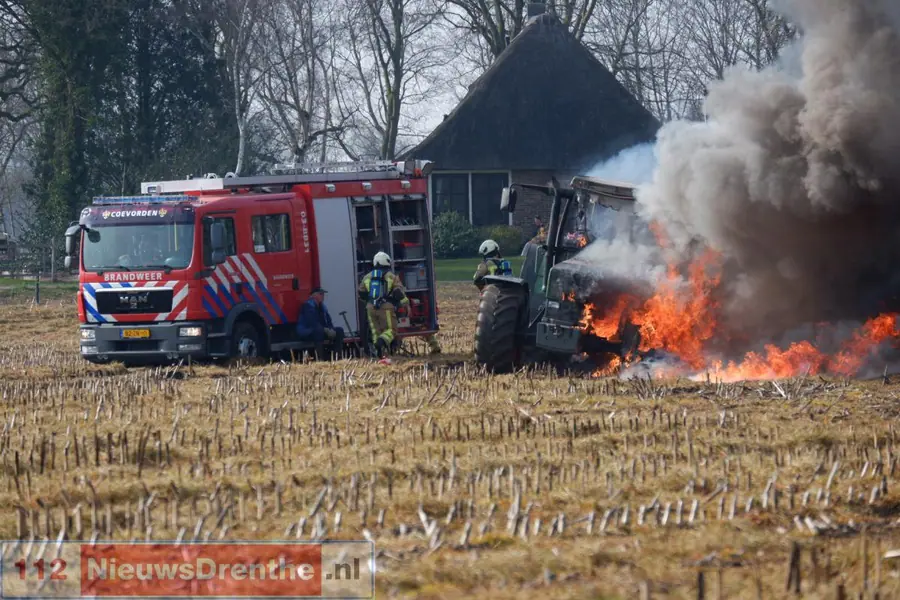 Trekker brandt volledig uit in weiland bij Dalen