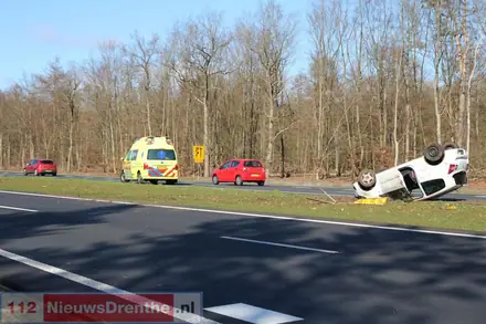 Auto belandt op z’n dak op de Rondweg in Emmen — foto 1 van 10