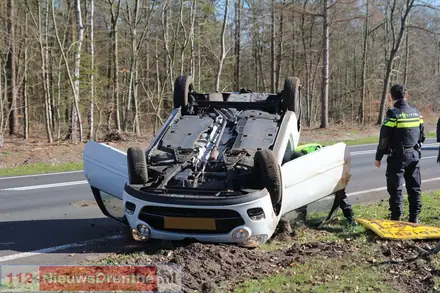 Auto belandt op z’n dak op de Rondweg in Emmen — foto 3 van 10