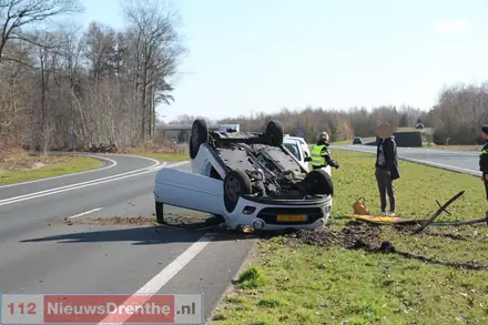Auto belandt op z’n dak op de Rondweg in Emmen — foto 4 van 10