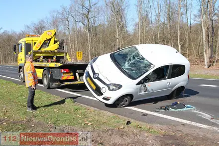 Auto belandt op z’n dak op de Rondweg in Emmen — foto 9 van 10