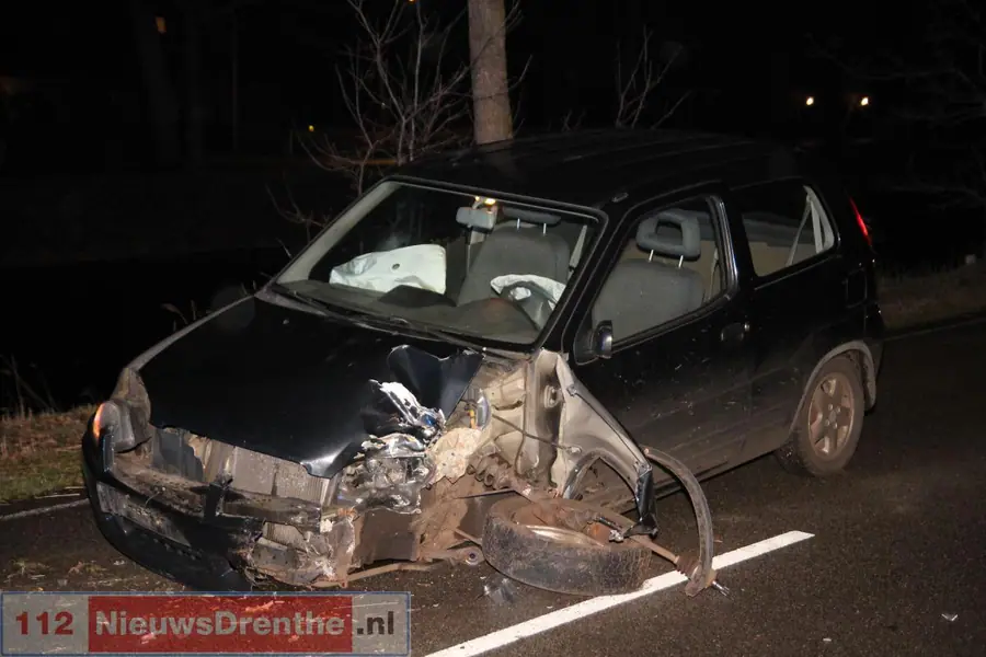 Auto botst op boom in Erica, bestuurder gewond