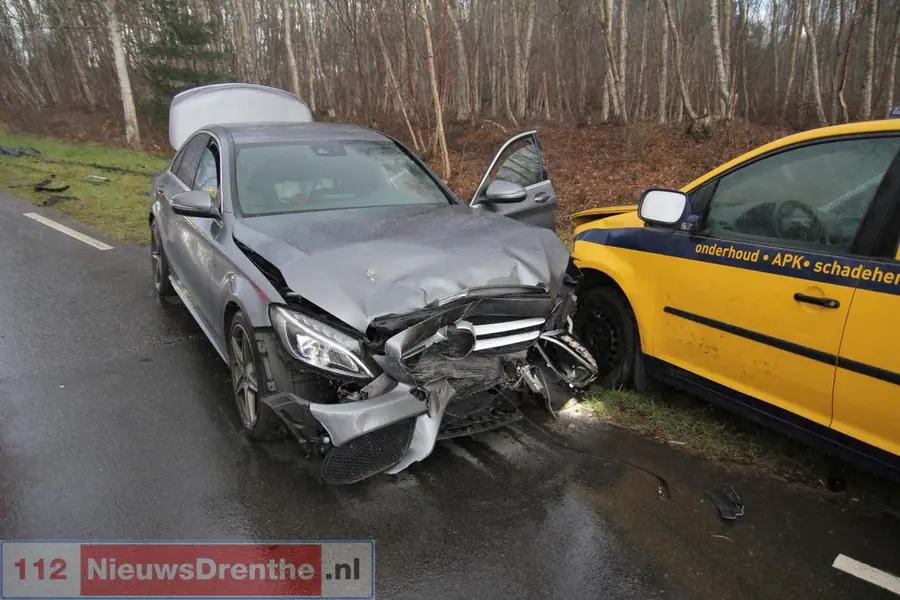 Auto met aanhanger botst op stilstaande auto in Emmen