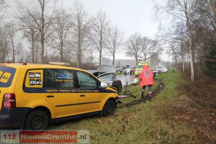 Auto met aanhanger botst op stilstaande auto in Emmen — foto 2 van 6