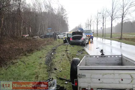 Auto met aanhanger botst op stilstaande auto in Emmen — foto 3 van 6