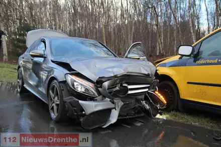 Auto met aanhanger botst op stilstaande auto in Emmen — foto 5 van 6
