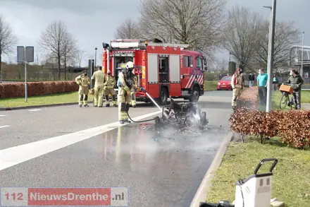 45-kilometer auto volledig uitgebrand aan de Dalipassage in Emmen — foto 1 van 9