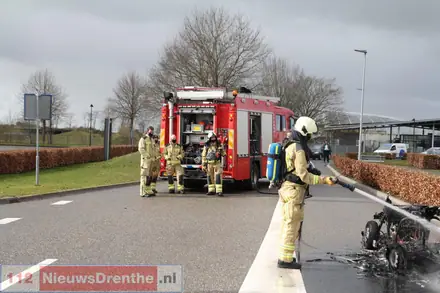 45-kilometer auto volledig uitgebrand aan de Dalipassage in Emmen — foto 3 van 9