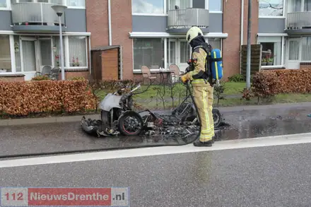 45-kilometer auto volledig uitgebrand aan de Dalipassage in Emmen — foto 5 van 9