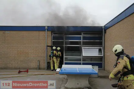 Brand in lokaal Thriantaschool in Emmen snel onder controle — foto 2 van 10