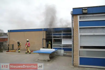 Brand in lokaal Thriantaschool in Emmen snel onder controle — foto 4 van 10