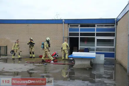 Brand in lokaal Thriantaschool in Emmen snel onder controle — foto 6 van 10