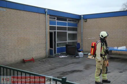 Brand in lokaal Thriantaschool in Emmen snel onder controle — foto 10 van 10