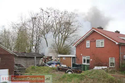 Brand beschadigt schuur in Nieuw-Amsterdam — foto 3 van 12