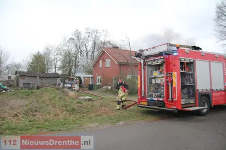 Brand beschadigt schuur in Nieuw-Amsterdam — foto 4 van 12