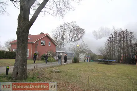 Brand beschadigt schuur in Nieuw-Amsterdam — foto 5 van 12