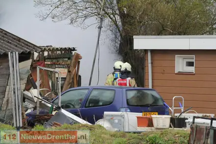 Brand beschadigt schuur in Nieuw-Amsterdam — foto 7 van 12