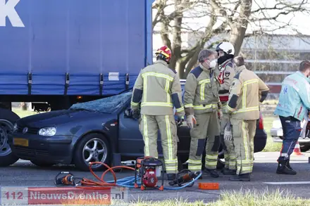 Automobilist gewond na botsing tegen vrachtwagen op Rondweg Emmen — foto 2 van 11