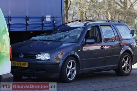 Automobilist gewond na botsing tegen vrachtwagen op Rondweg Emmen — foto 1 van 11