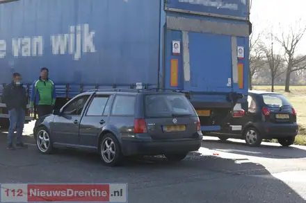 Automobilist gewond na botsing tegen vrachtwagen op Rondweg Emmen — foto 5 van 11