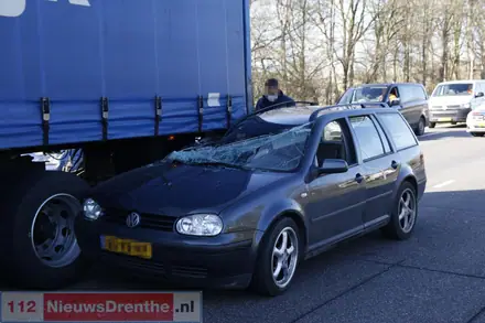 Automobilist gewond na botsing tegen vrachtwagen op Rondweg Emmen — foto 6 van 11