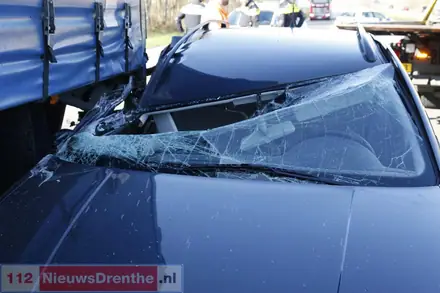 Automobilist gewond na botsing tegen vrachtwagen op Rondweg Emmen — foto 8 van 11