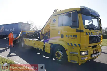Automobilist gewond na botsing tegen vrachtwagen op Rondweg Emmen — foto 9 van 11