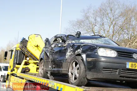 Automobilist gewond na botsing tegen vrachtwagen op Rondweg Emmen — foto 11 van 11