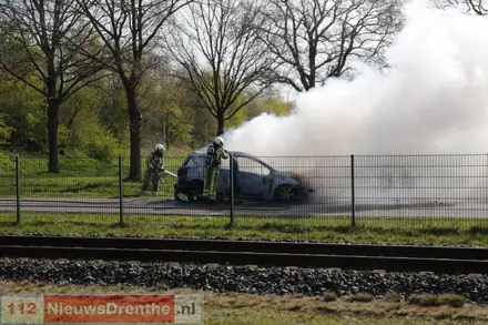 Auto uitgebrand aan de Veilingstraat in Nieuw-Amsterdam — foto 2 van 8