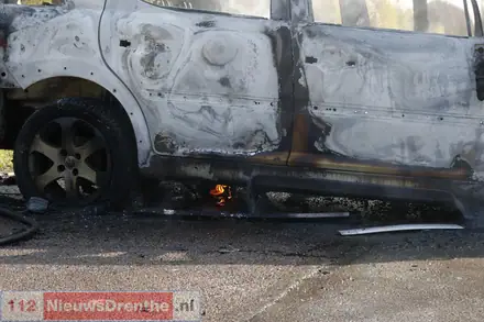 Auto uitgebrand aan de Veilingstraat in Nieuw-Amsterdam — foto 5 van 8