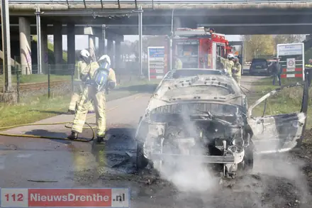 Auto uitgebrand aan de Veilingstraat in Nieuw-Amsterdam — foto 7 van 8