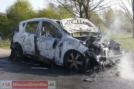 Auto uitgebrand aan de Veilingstraat in Nieuw-Amsterdam — foto 1 van 8