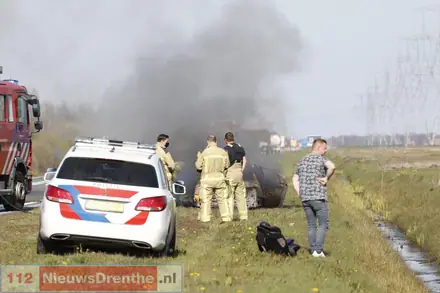 Auto brand volledig uit op N391 bij Nieuw-Weerdinge — foto 2 van 12