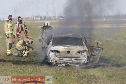 Auto brand volledig uit op N391 bij Nieuw-Weerdinge — foto 3 van 12