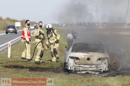 Auto brand volledig uit op N391 bij Nieuw-Weerdinge — foto 5 van 12