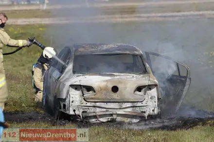 Auto brand volledig uit op N391 bij Nieuw-Weerdinge — foto 7 van 12