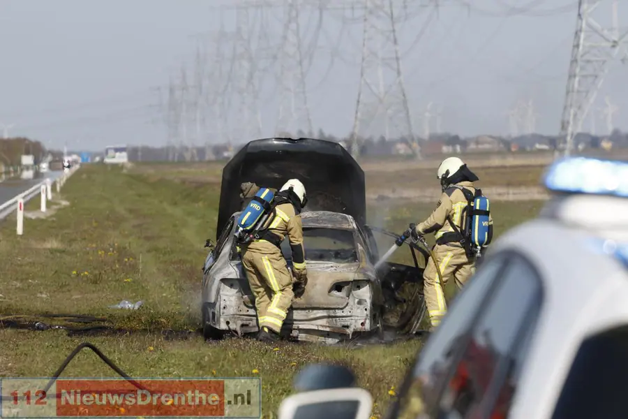Auto brand volledig uit op N391 bij Nieuw-Weerdinge