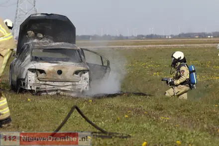 Auto brand volledig uit op N391 bij Nieuw-Weerdinge — foto 9 van 12