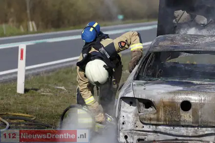 Auto brand volledig uit op N391 bij Nieuw-Weerdinge — foto 10 van 12