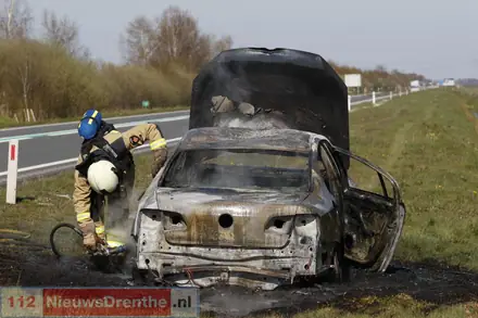 Auto brand volledig uit op N391 bij Nieuw-Weerdinge — foto 11 van 12