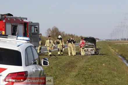 Auto brand volledig uit op N391 bij Nieuw-Weerdinge — foto 12 van 12