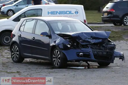 Twee gewonden bij autobotsing in Nieuw-Amsterdam — foto 2 van 4