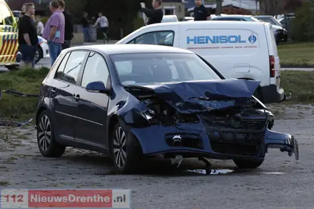 Twee gewonden bij autobotsing in Nieuw-Amsterdam — foto 3 van 4
