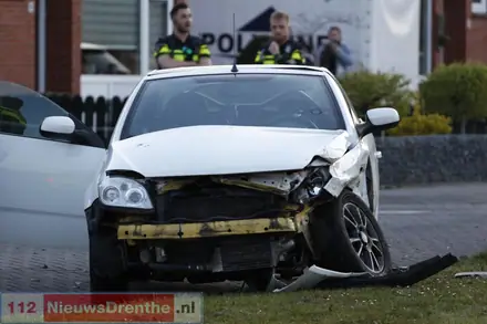 Twee gewonden bij autobotsing in Nieuw-Amsterdam — foto 4 van 4
