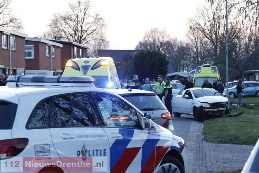 Twee gewonden bij autobotsing in Nieuw-Amsterdam
