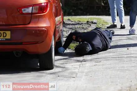 Brandweer bevrijdt opstandige kat uit motorruimte auto — foto 4 van 9