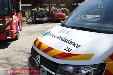 Brandweer bevrijdt opstandige kat uit motorruimte auto — foto 5 van 9