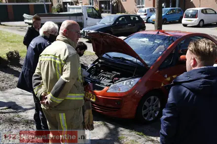 Brandweer bevrijdt opstandige kat uit motorruimte auto — foto 6 van 9